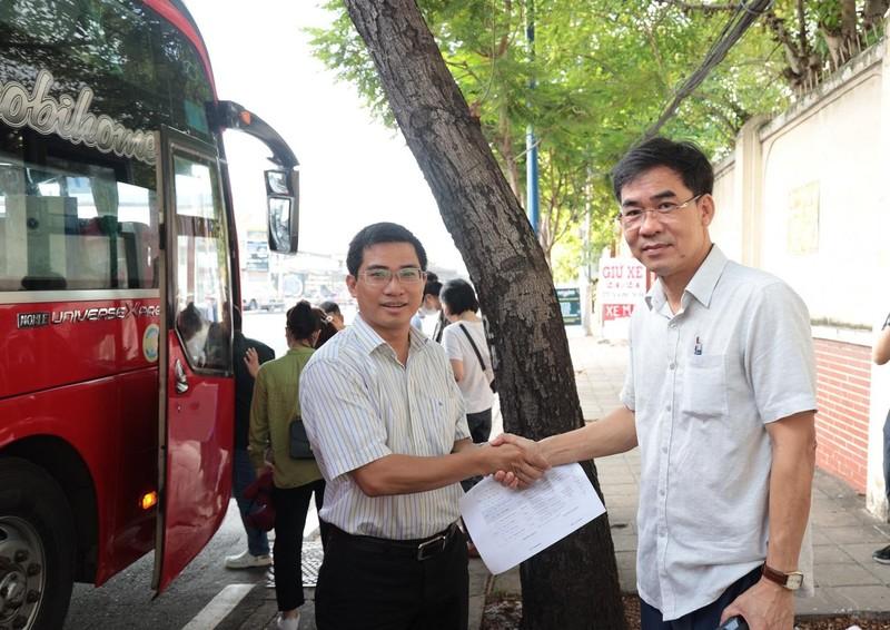 TS Lê Trường Sơn, Phó hiệu trưởng Trường ĐH Luật TP.HCM (phải) bắt tay động viên cán bộ, giảng viên lên đường công tác