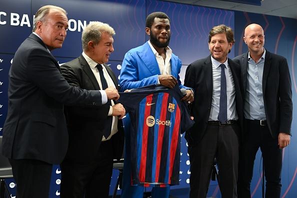 Ông Laporta (thứ 2 từ trái sang) dự họp báo ra mắt tân binh Franck Kessie.