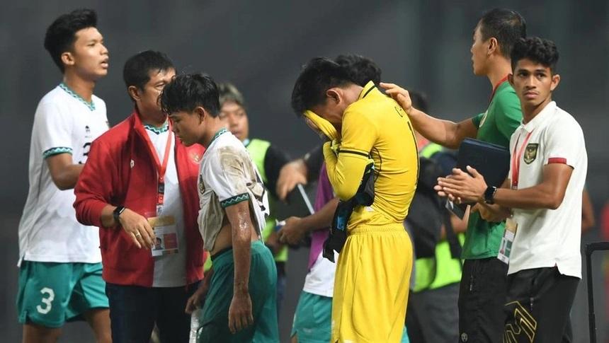 U19 Indonesia khóc khi biết bị loại. Ảnh: CNN Indonesia.