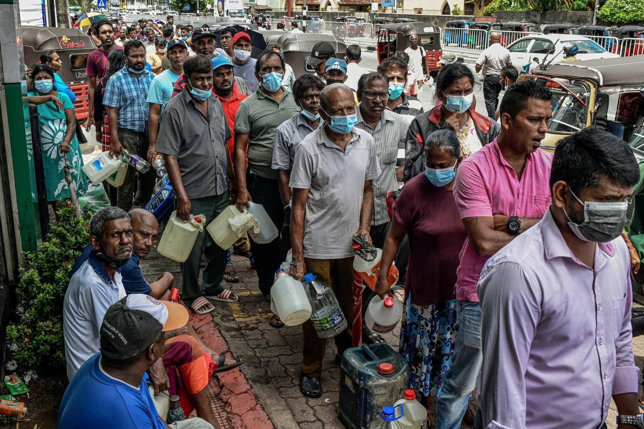 Người dân xếp hàng chờ mua xăng ở Colombo. Ảnh: New York Times.