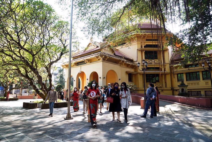 &nbsp;Kh&aacute;ch du lịch tham gia tour Kiến tr&uacute;c Ph&aacute;p trong l&ograve;ng H&agrave; Nội.