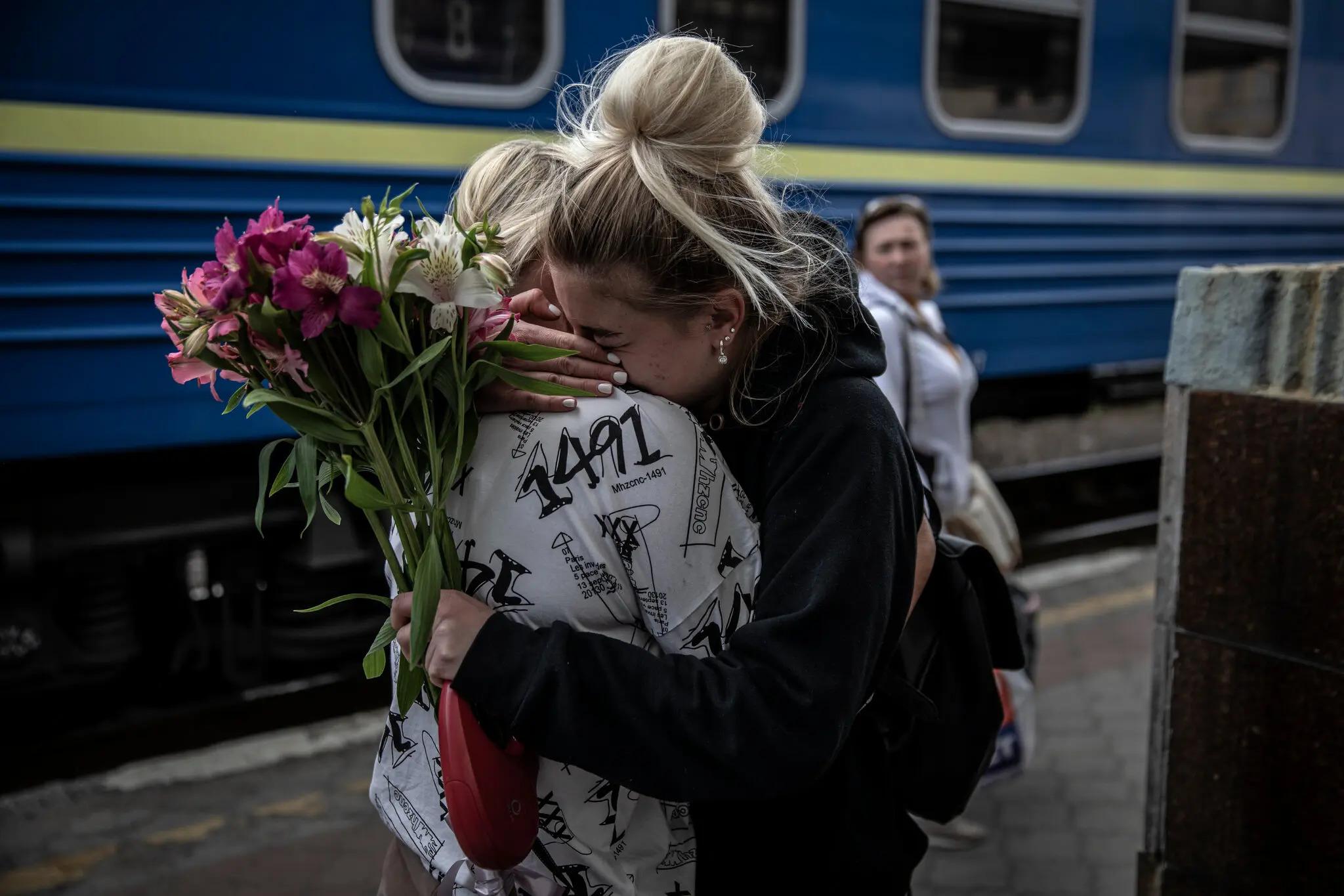 Một gia đình đoàn tụ ở Kharkiv. Ảnh: New York Times.