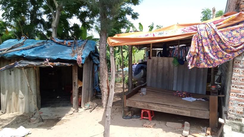 Trao quà bạn đọc đến với người mẹ khốn khổ nuôi 3 con ăn học ảnh 1