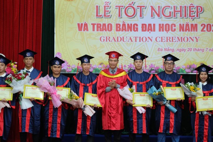 Trường Đại học TDTT Đà Nẵng trao bằng tốt nghiệp cho 220 tân cử nhân ảnh 1