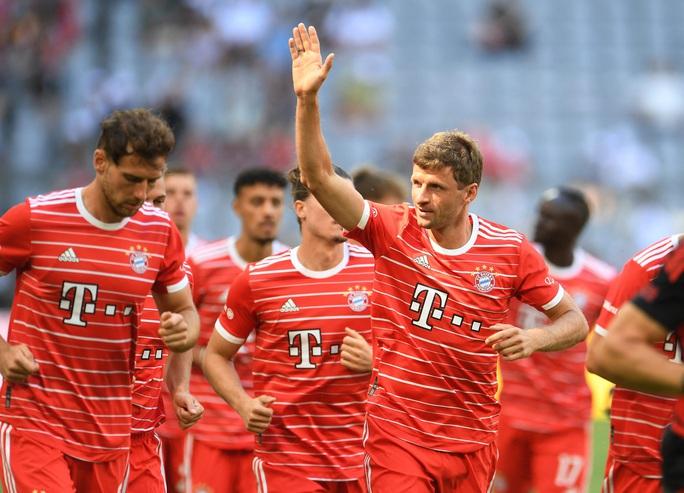 Thomas Mueller khép lại chiến thắng tưng bừng 6-2 cho Bayern Munich.