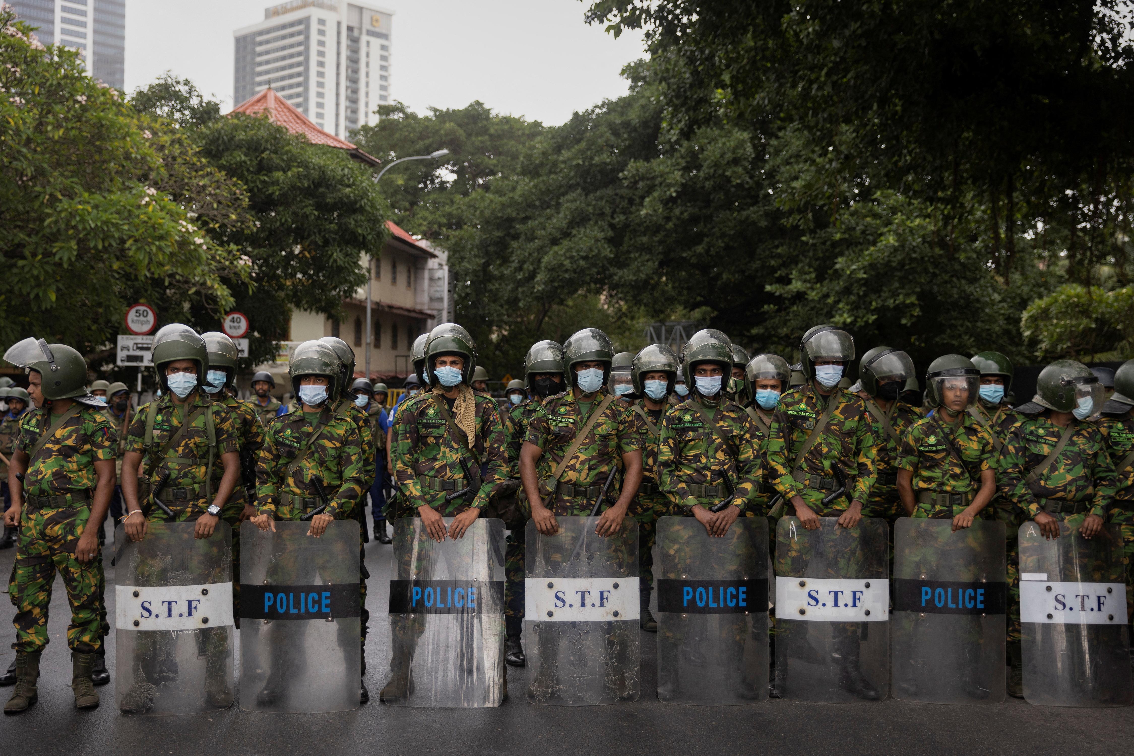 Lực lượng an ninh đứng gác trong cuộc đàn áp vào đầu ngày 22/7, ở Sri Lanka. Ảnh: Reuters.