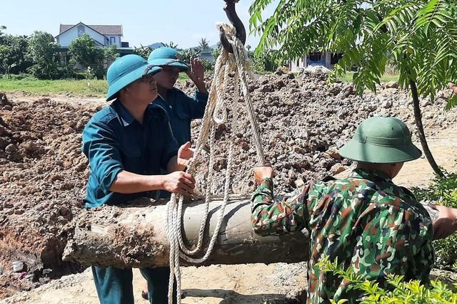 Phát hiện quả bom trong lúc cải tạo giếng dân sinh - Ảnh 3.