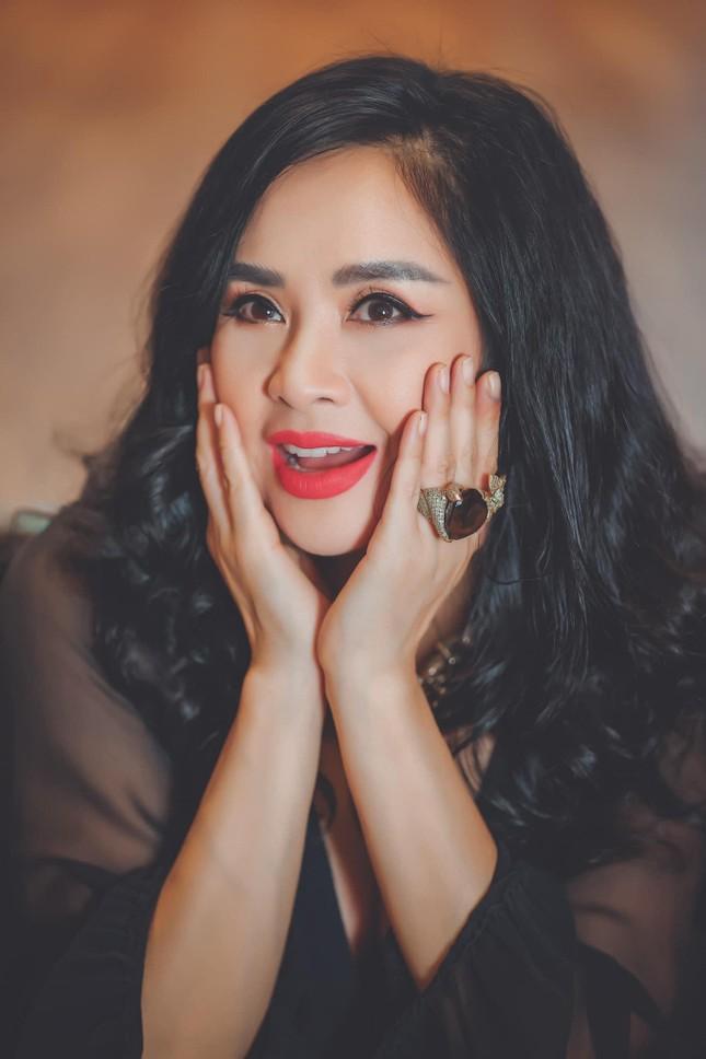 NSƯT Thanh Lam: Cố gắng đẹp trong lứa tuổi của mình - Ảnh 2.