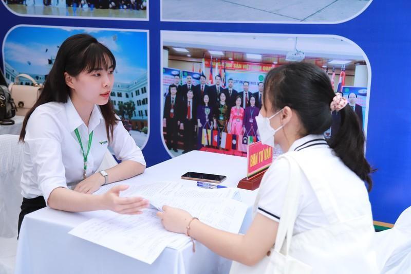Phổ điểm cho thấy cạnh tranh giành 'vé' vào đại học sẽ quyết liệt - Ảnh 2. Phổ điểm cho thấy cạnh tranh giành 'vé' vào đại học sẽ quyết liệt - Ảnh 2.