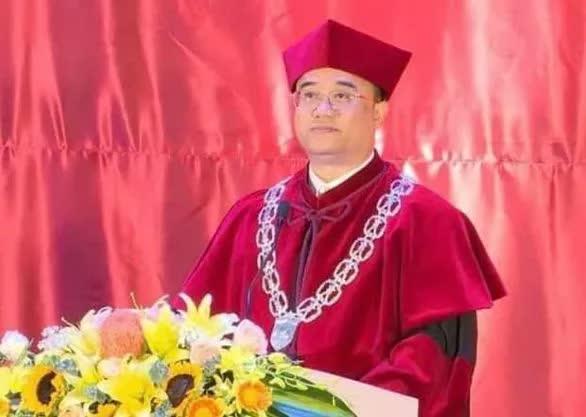 Vụ Hiệu trưởng trường ĐH Kinh tế cầm quyền trượng ở lễ tốt nghiệp: Giám đốc ĐH Quốc gia Hà Nội nói gì? - Ảnh 3. Vụ Hiệu trưởng trường ĐH Kinh tế cầm quyền trượng ở lễ tốt nghiệp: Giám đốc ĐH Quốc gia Hà Nội nói gì? - Ảnh 3.