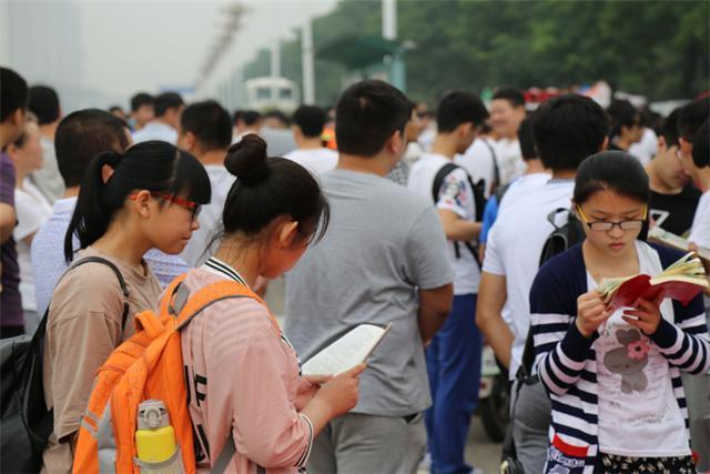 Giáo dục "luyện gà" của phụ huynh Trung Quốc: Khiến con mất hết thanh xuân liệu có giúp chúng "hóa phụng thành rồng"? - Ảnh 3.