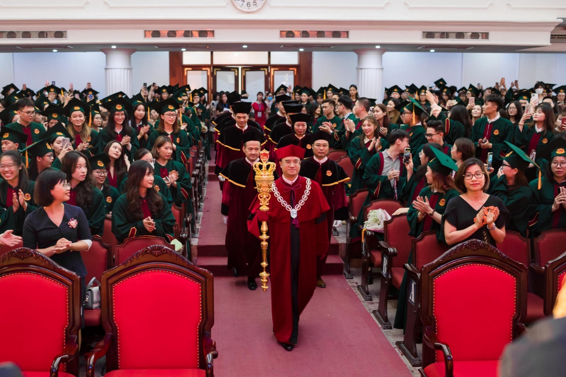 ĐH Kinh tế lên tiếng về hình ảnh hiệu trưởng cầm quyền trượng trong lễ tốt nghiệp gây xôn xao - Ảnh 2.