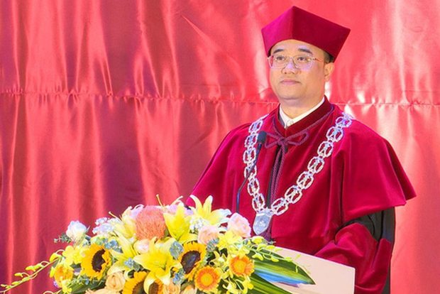 ĐH Kinh tế lên tiếng về hình ảnh hiệu trưởng cầm quyền trượng trong lễ tốt nghiệp gây xôn xao - Ảnh 3.