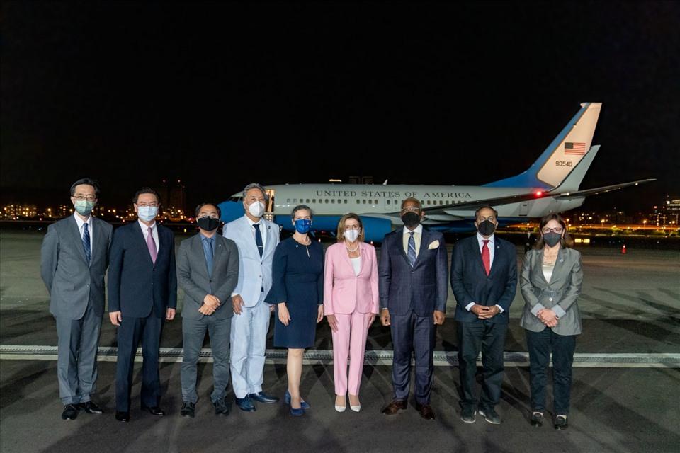 Chủ tịch Hạ viện Mỹ Nancy Pelosi (áo hồng) và phái đoàn Mỹ tới sân bay Tùng Sơn, Đài Bắc, Đài Loan (Trung Quốc) tối 2.8.2022. Ảnh: AFP.