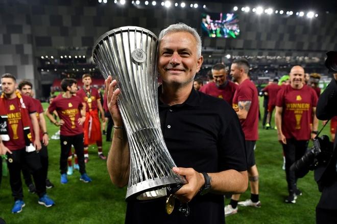 Mourinho mang lại vinh quang cho Roma. Ảnh: Reuters.