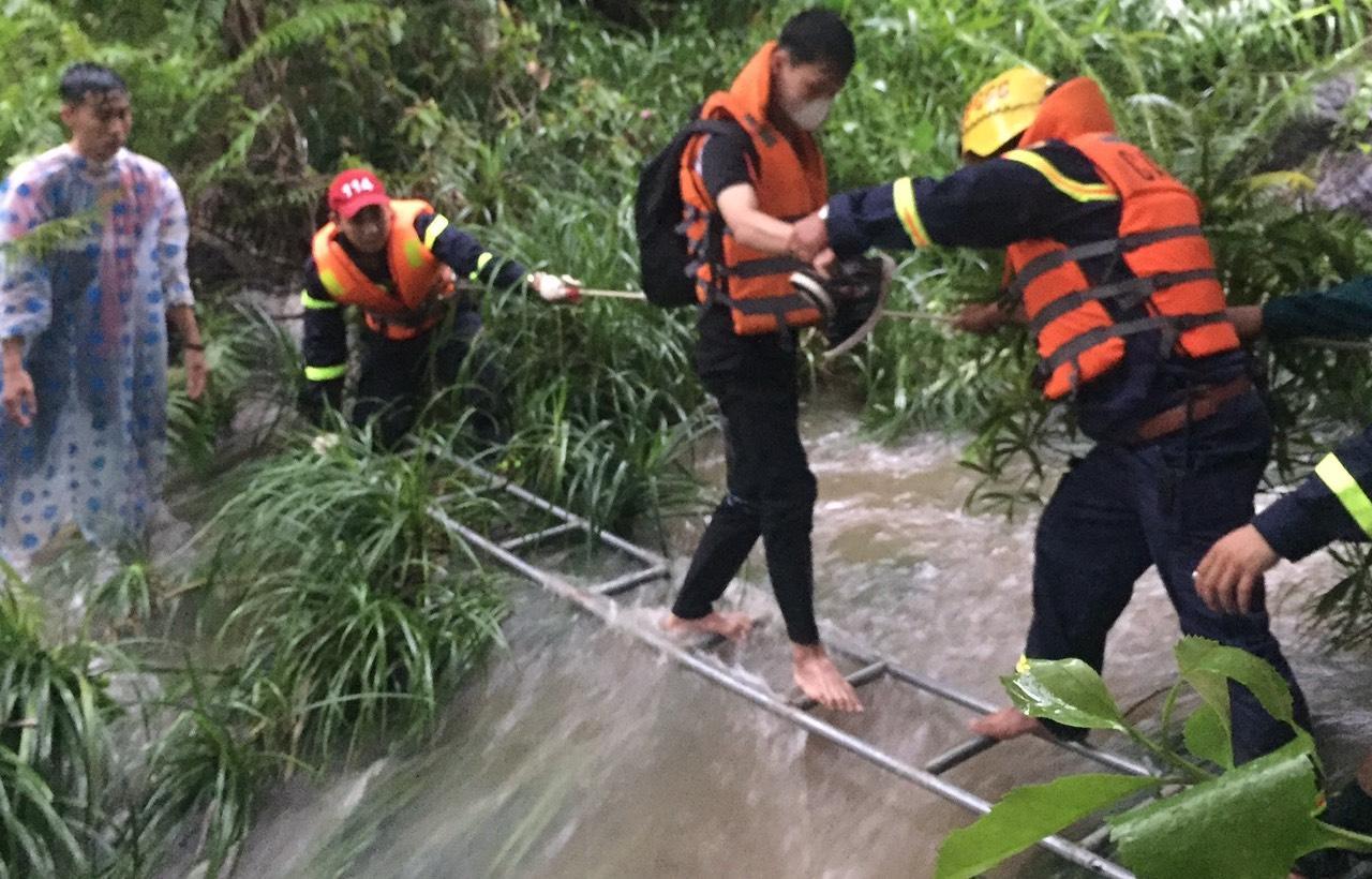 Giải cứu 23 học sinh mắc kẹt bên bờ suối - Ảnh 2.