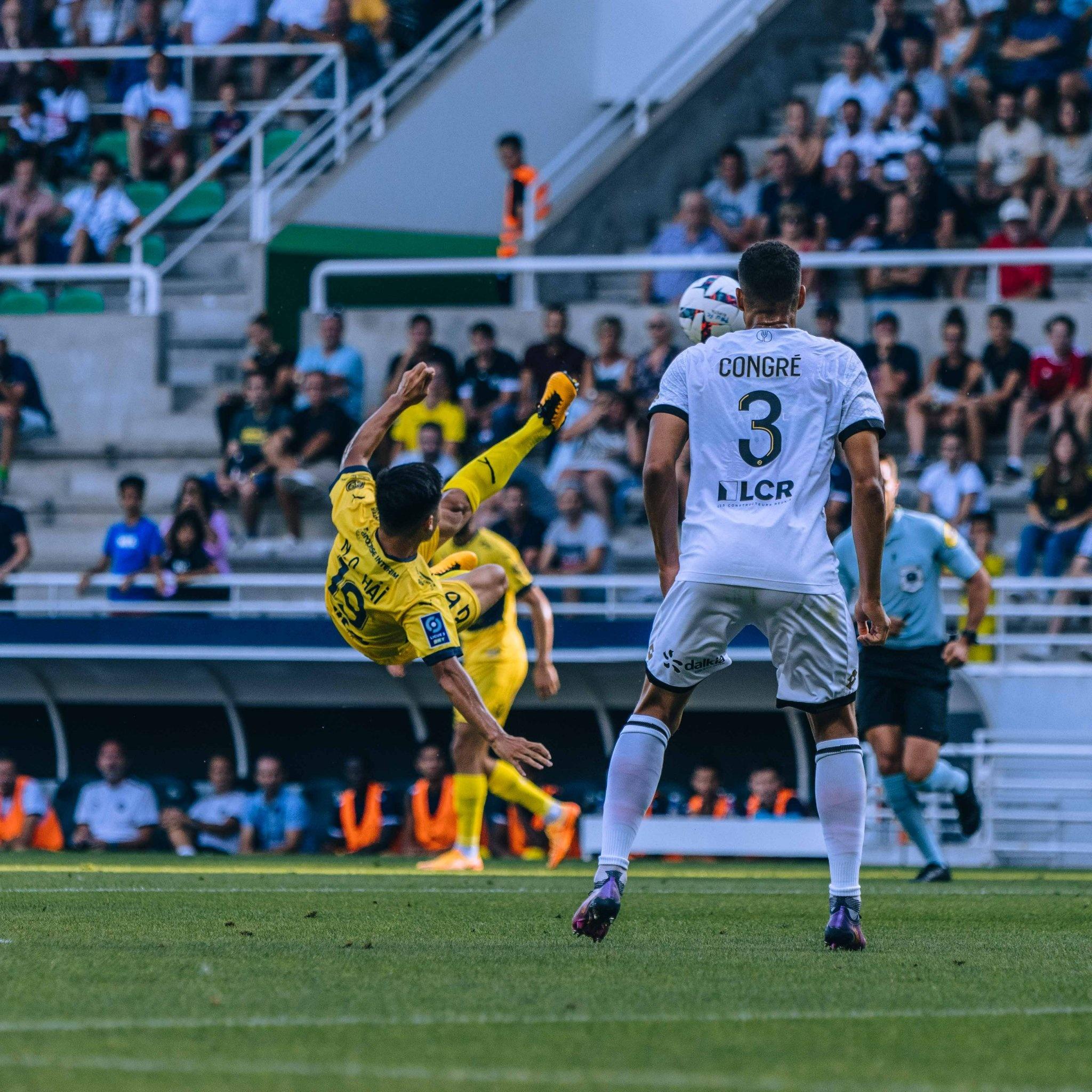 Tình huống đáng chú ý duy nhất của Quang Hải trong lần đầu đá chính ở Ligue 2. Ảnh: Pau FC.