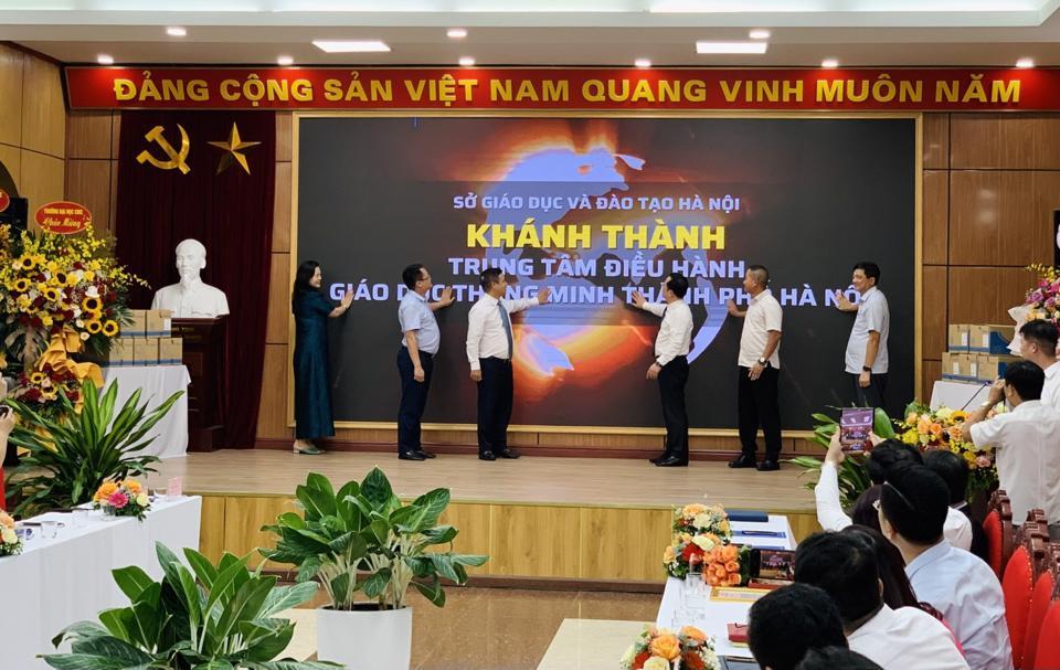 Các đại biểu thực hiện nghi thức khánh thành Trung tâm điều hành thông minh ngành GD&ĐT