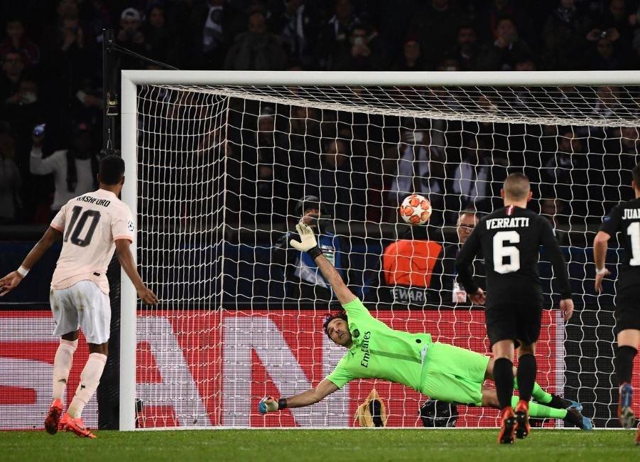 Cú đá phạt đền loại PSG khỏi Champions League 2018/19 của Rashford. Ảnh: Reuters.