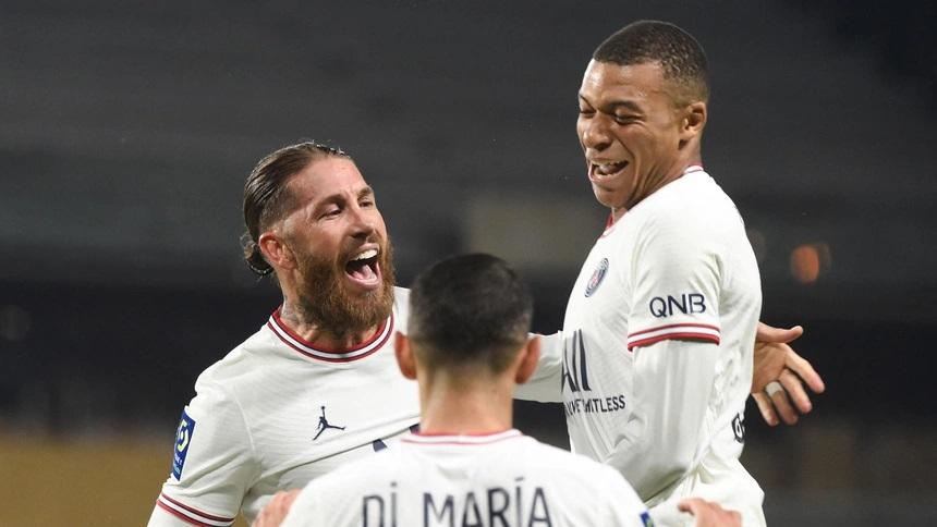 Ramos muốn làm dịu những cái đầu nóng của Neymar và Mbappe.