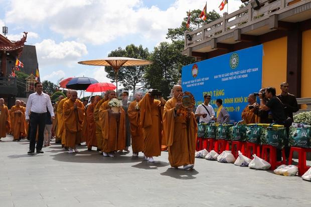 Xúc động lễ cầu siêu đồng bào tử vong và cán bộ, chiến sĩ hy sinh trong đại dịch Covid-19 ở TP.HCM - Ảnh 15.