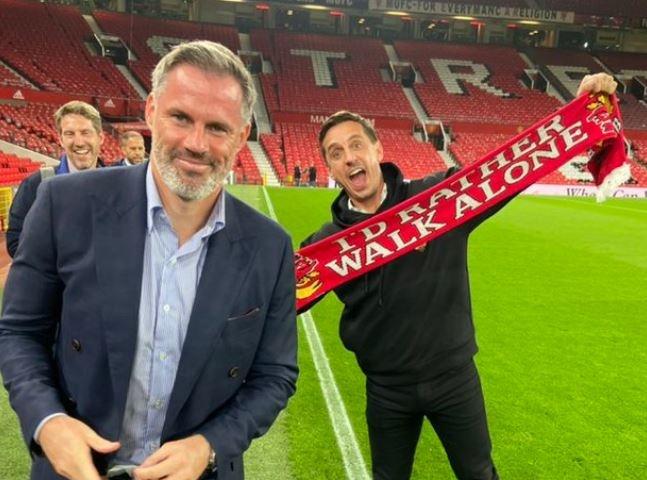 Neville đáp trả Carragher sau khi bị ghép mặt vào chú hề ở trận thua 0-4 của MU trước Brentford.