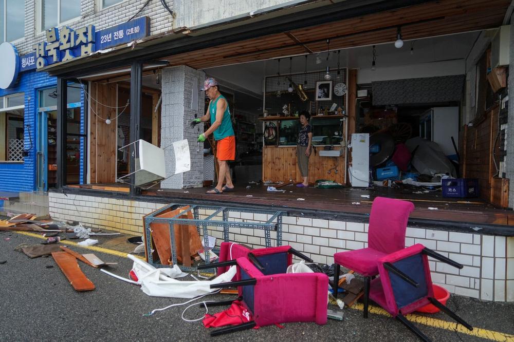 Một cửa hàng bị phá hủy nghiêm trọng tại đảo Jeju.