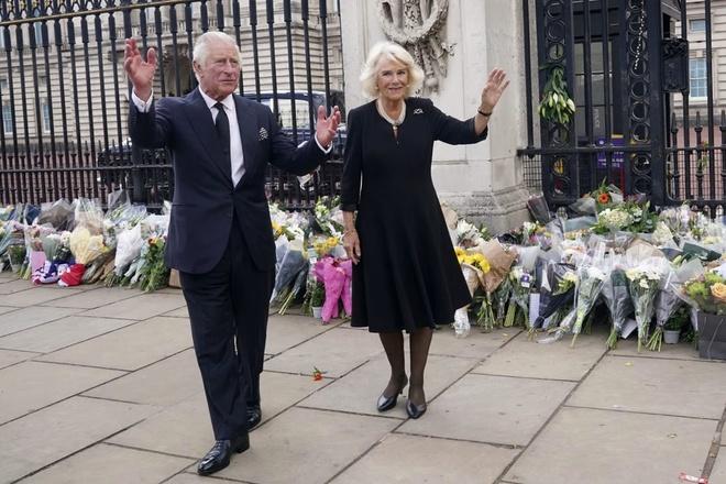 Nước Anh tiễn biệt Nữ hoàng Elizabeth II tới nơi an nghỉ cuối cùng - Ảnh 3.