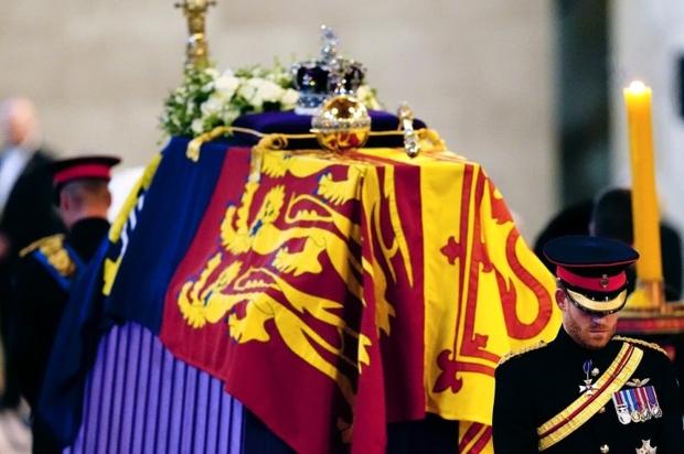 Nước Anh tiễn biệt Nữ hoàng Elizabeth II tới nơi an nghỉ cuối cùng - Ảnh 2.