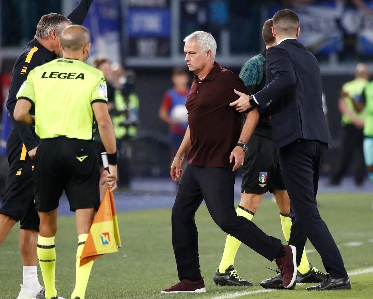 Mourinho bị mời khỏi sân vì phản ứng với trọng tài trong trận AS Roma thua Atalanta 0-1 ở vòng 7 Serie A cuối tuần qua. Ảnh: Reuters.