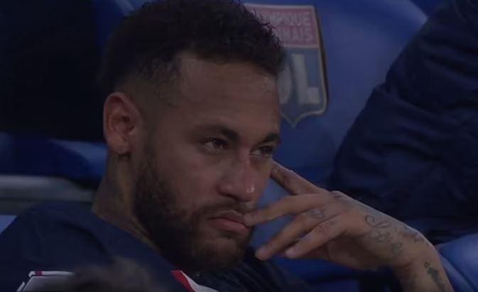 Neymar có trận thứ 4 liên tiếp bị thay ra khi tiếng còi mãn cuộc chưa cất lên.