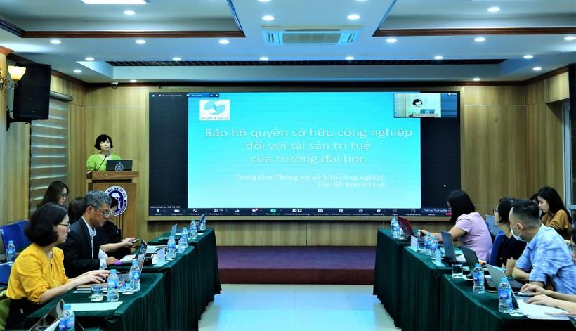 Bà Nguyễn Thị Thu Hiền - Giám đốc Trung tâm thông tin sở hữu công nghiệp, Cục Sở hữu trí tuệ (Bộ Khoa học và Công nghệ) tham luận tại hội thảo.