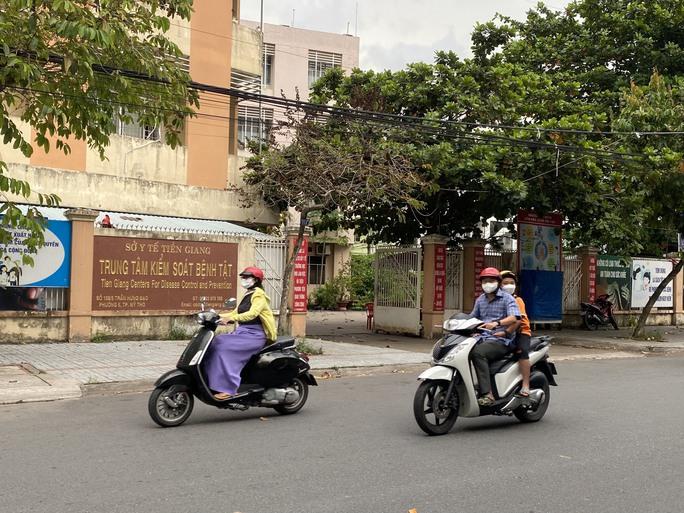 Cách chức Giám đốc CDC Tiền Giang vì không khai báo nhận tiền từ Việt Á - Ảnh 1.