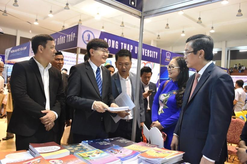 Triển lãm giáo dục đại học Việt Nam tại Lào  ảnh 2