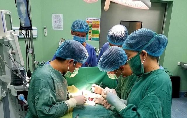 Cứu sống trẻ sơ sinh nội tạng thoát vị ra ngoài ổ bụng - Ảnh 1. Cứu sống trẻ sơ sinh nội tạng thoát vị ra ngoài ổ bụng - Ảnh 1.