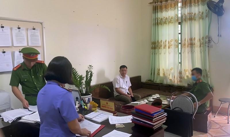 Ke khong, rut tien tu du an giam ngheo, chu tich xa bi khoi to