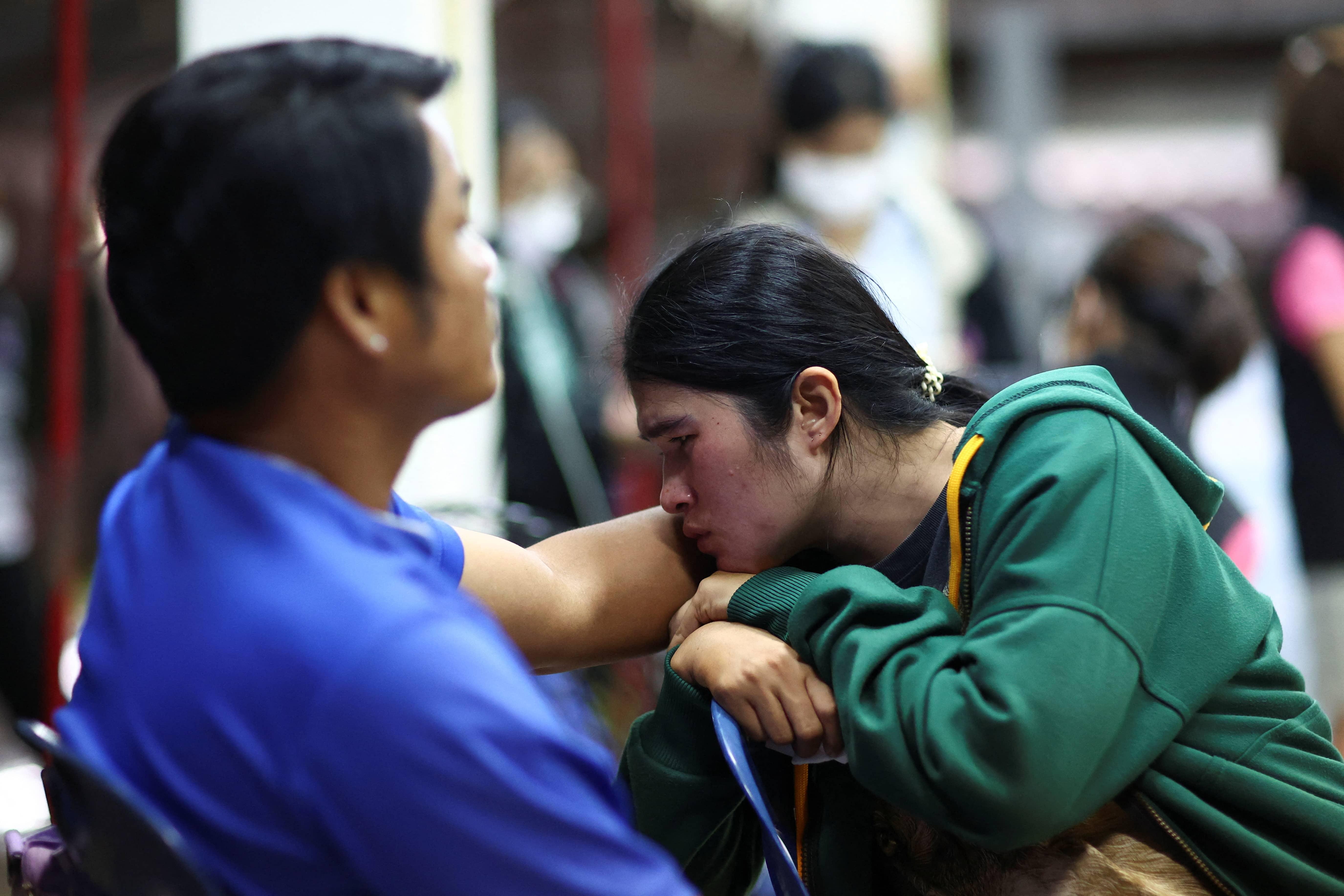 Người dân tập trung bên ngoài hiện trường vụ án hôm 6/10. Ảnh: Reuters.