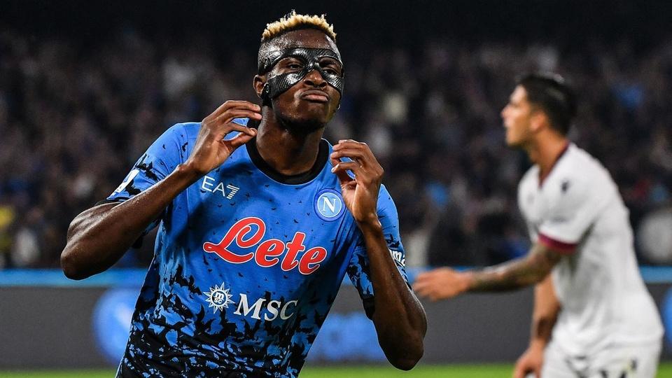 Victor Osimhen ghi bàn ấn định thắng lợi 3-2 cho Napoli trước Bologna ở vòng 10 Serie A rạng sáng 17/10 (giờ Hà Nội). Ảnh: Reuters.