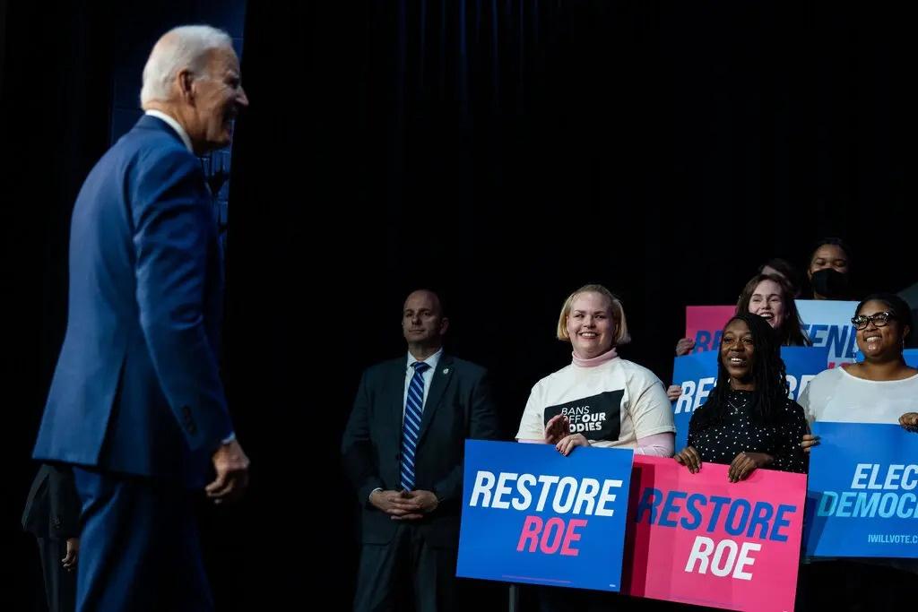 Ông Biden hứa sẽ khôi phục án lệ Roe v. Wade về quyền phá thai nếu đảng Dân chủ giữ giành thắng lợi trong bầu cử giữa kỳ. Ảnh: New York Times.