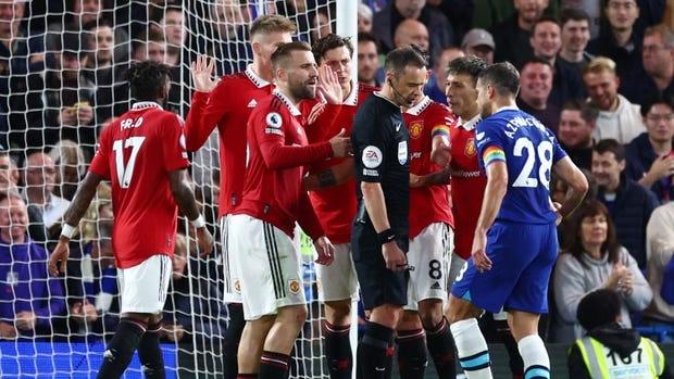 Hành động vi phạm quy tắc của Man Utd trong trận gặp Chelsea.