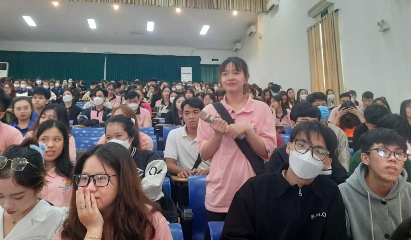 Sinh viên Khoa Lịch sử, Trường ĐH Sư phạm - ĐH Đà Nẵng đặt câu hỏi trong chương trình doanh nghiệp chia sẻ ở Tuần lễ doanh nghiệp.