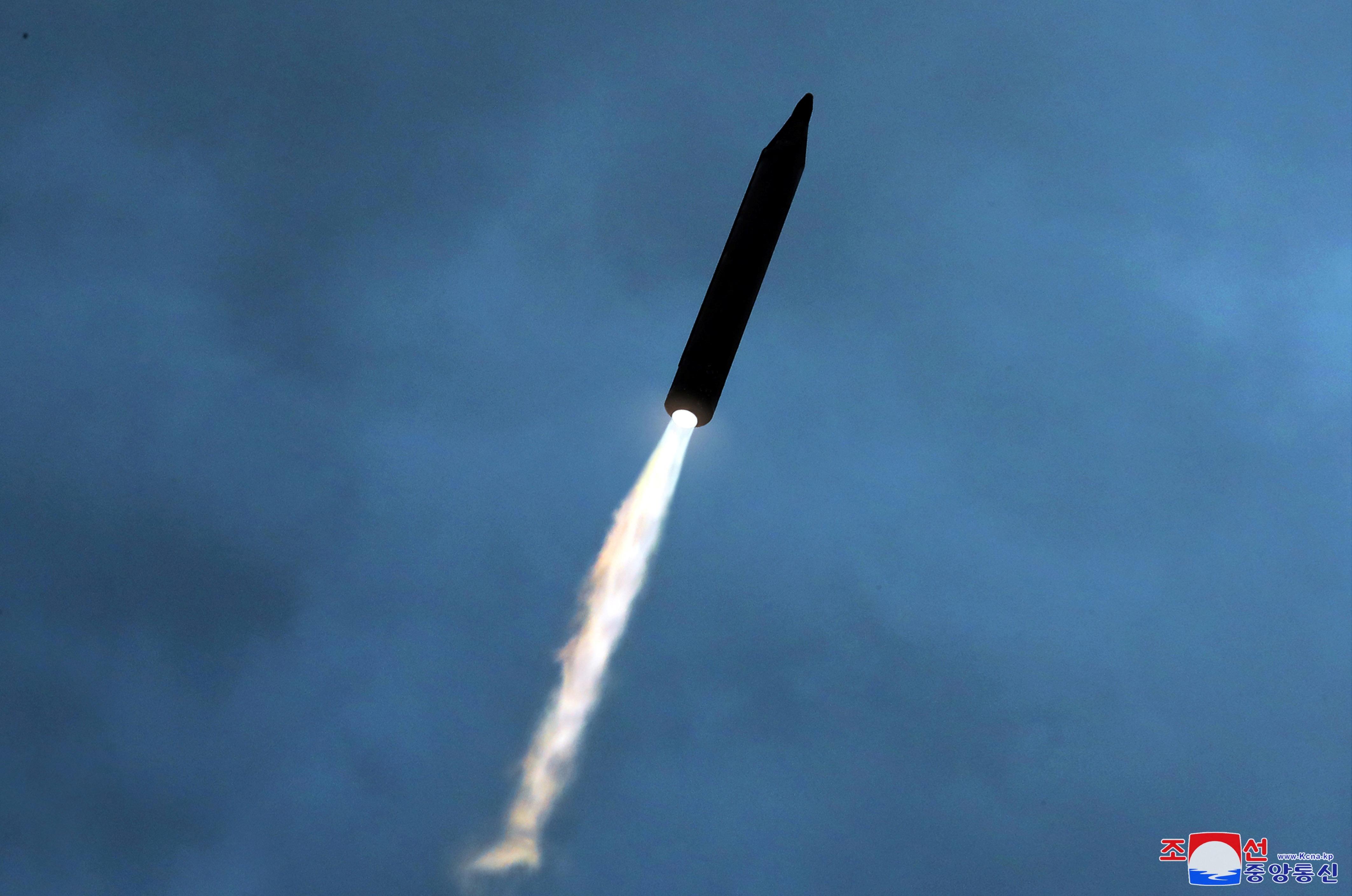 Vụ phóng tên lửa tại một địa điểm xác định ở Triều Tiên. Ảnh do KCNA công bố hôm 10/10.