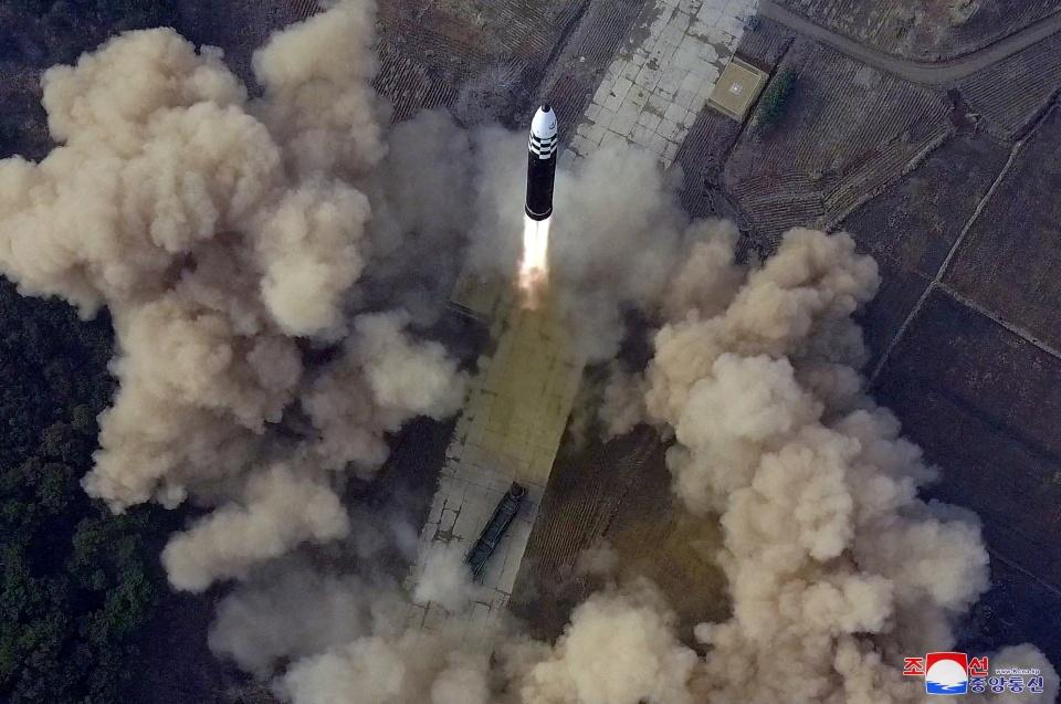 Hình ảnh tên lửa Hwasong-17 của Triều Tiên rời bệ phóng hôm 24/3. Ảnh: KCNA.