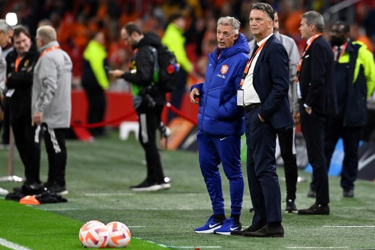 Louis van Gaal đã thay đổi sơ đồ chiến thuật từ 4-3-3 sang 5-3-2. Ảnh: AFP.