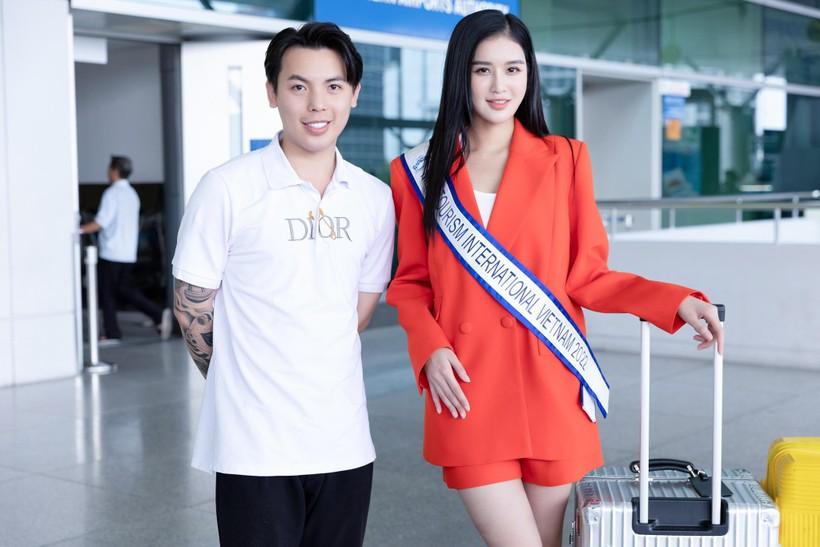 Á hậu Nguyễn Nga mang hơn 150kg hành lý dự thi Hoa hậu Du lịch Quốc tế 2022  ảnh 4