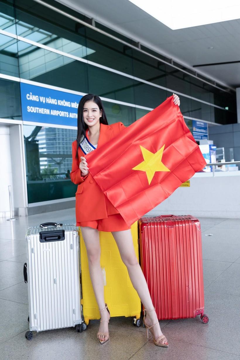 Á hậu Nguyễn Nga mang hơn 150kg hành lý dự thi Hoa hậu Du lịch Quốc tế 2022  ảnh 1