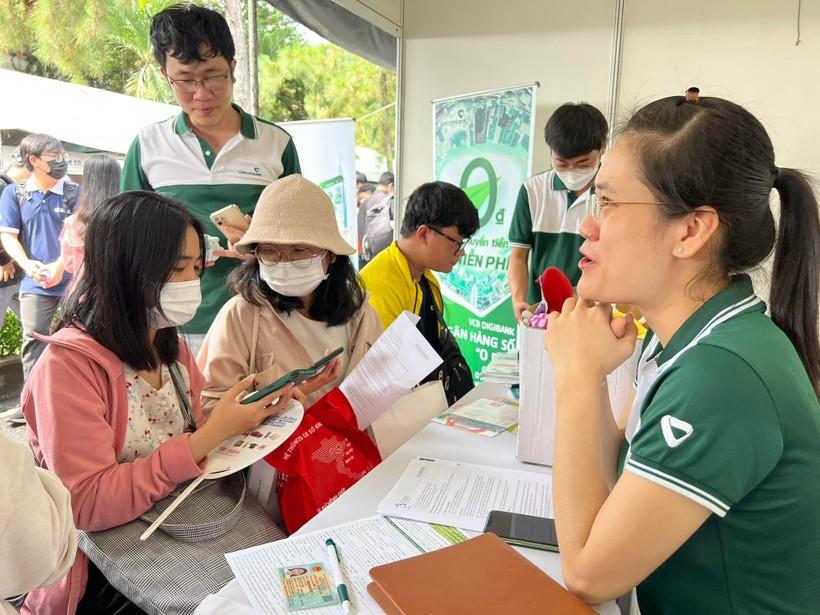 Một doanh nghiệp đang phỏng vấn, tuyển dụng sinh viên tại ngày hội.