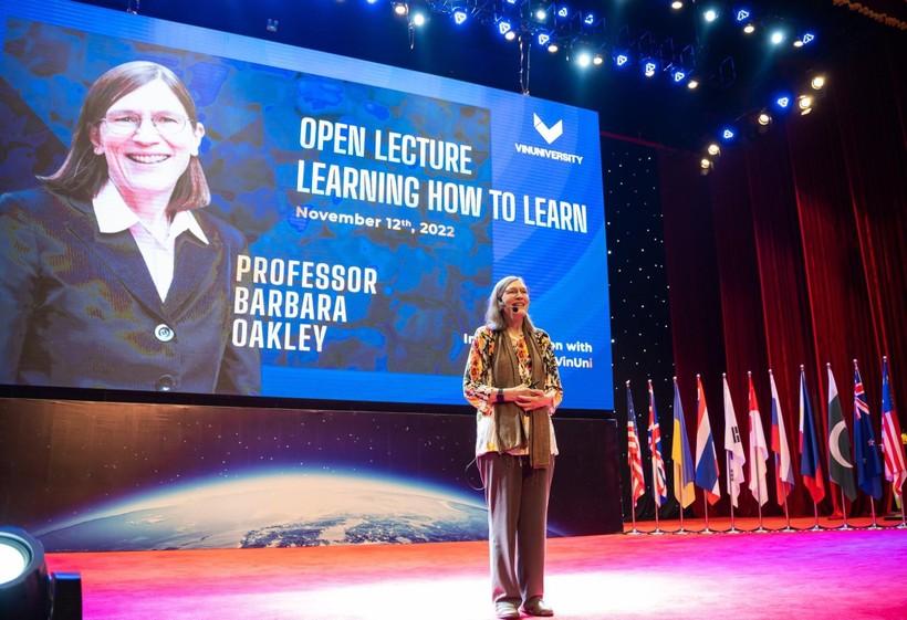 GS. Barbara Oakley chia sẻ về
