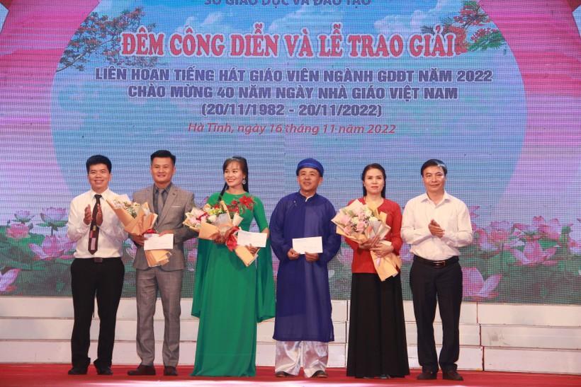 Trao giải Liên hoan tiếng hát giáo viên ngành Giáo dục Hà Tĩnh năm 2022 ảnh 15