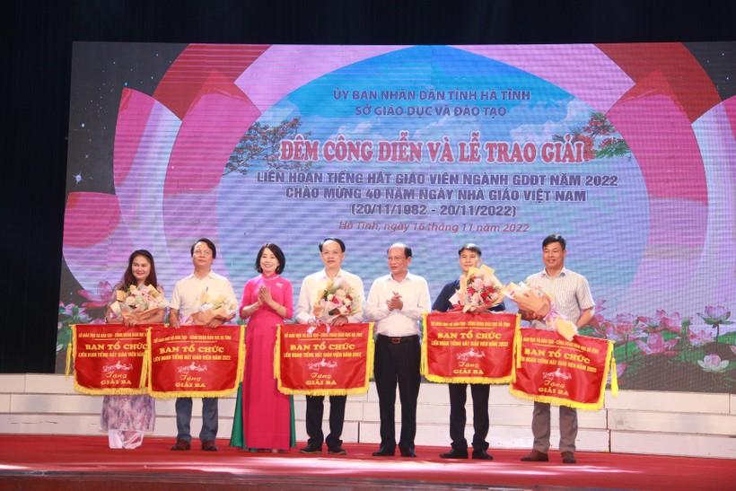 Trao giải Liên hoan tiếng hát giáo viên ngành Giáo dục Hà Tĩnh năm 2022 ảnh 14